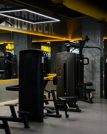 Karabulut Sports Club ağırlık salonu ekipmanları